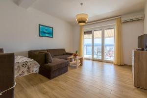 a living room with a couch and a television at Two-Bedroom Apartment in Crikvenica XXXVI in Dramalj