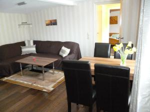 ein Wohnzimmer mit einem Sofa und einem Tisch in der Unterkunft Haus Frohsinn in Ückeritz