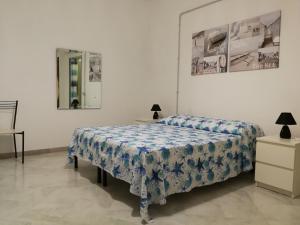フリゴレにあるCase Di Piciのベッドルーム1室(ベッド1台、ドレッサー、鏡付)