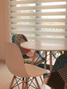 einen Tisch und Stühle vor einem Fenster in der Unterkunft Apartments Lj in Ulcinj