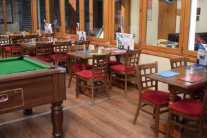Biliár nebo kulečník v ubytování Cheers Cafe Bar & Tavern