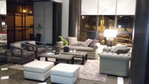 Sala de estar con sofás y mesa de centro en Gran Hotel Toloma, en Cochabamba