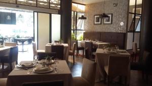 Gran Hotel Toloma في كوتشابامبا: مطعم بطاولات بيضاء وكراسي وحارق طاولات