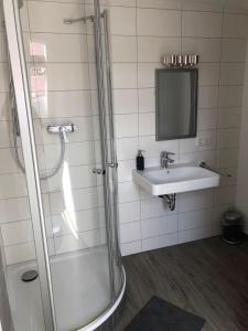 La salle de bains est pourvue d'une douche et d'un lavabo. dans l'établissement ZUM BAHNHÖFLE Restaurant & Hotel - Albbruck Am Rhein, à Albbruck
