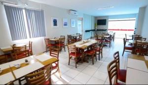 a dining room with tables and chairs in a restaurant at Holiday Hotel Picos in Picos