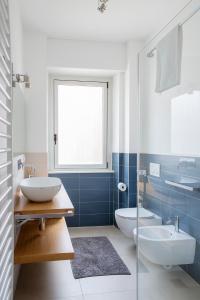 bagno con lavandino, servizi igienici e finestra di B&B agli Orti a Verona