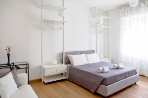 um quarto com uma cama e 2 toalhas brancas em B&B agli Orti em Verona