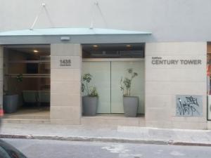 una entrada a un edificio con graffiti en él en Aras Century Tower, en Montevideo
