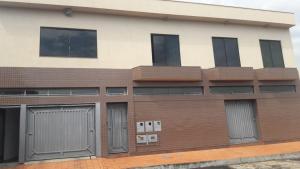 a building with a bunch of doors and windows at Bom Jardim in Piumhi