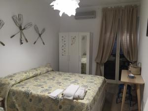 a bedroom with a bed with towels on it at Casa Maritrì Locazione Turistica in Marzamemi