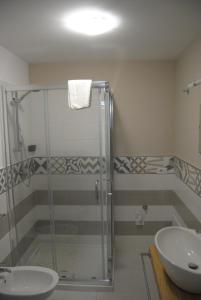W łazience znajduje się prysznic i umywalka. w obiekcie Il Baglietto w mieście Castelbuono