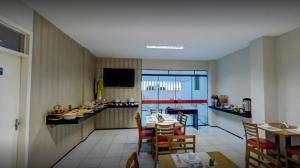 a kitchen and dining room with a table and chairs at Holiday Hotel Picos in Picos