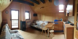 cocina con sofá y mesa en una habitación en Chatka na Skalnej en Karpacz