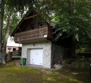 uma garagem com um deque em cima em Chatka na Skalnej em Karpacz