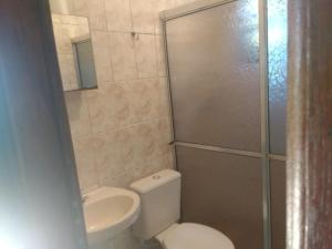 Un baño con inodoro, ducha y lavabo. en Chalés Ki Bakana, en Ubatuba 27 fotos más