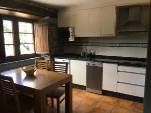 Η κουζίνα ή μικρή κουζίνα στο Apartamentos Carola