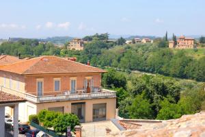 une maison sur une colline avec des arbres et des bâtiments dans l'établissement Siena UpTown - Sabrina's Lovely Apartment, à Sienne
