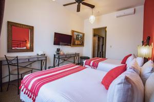 Un pat sau paturi într-o cameră la Hotel La Casona 30