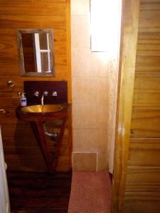 a small bathroom with a sink and a mirror at Cabaña mandala in Tigre