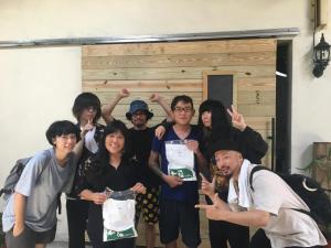 Eine Gruppe von Menschen, die sich vor einer Tür für ein Bild posieren in der Unterkunft Chen The House in Qingshui