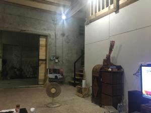 ein Raum mit einer Garage und einem Auto darin in der Unterkunft Chen The House in Qingshui