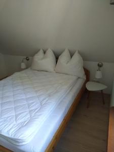 コパリノにあるDomek Malijaのベッド(白いシーツ、枕付)