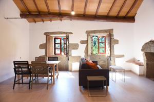 a living room with a table and chairs at Casa Grande de Covas-Apartamentos Turísticos in Taboada