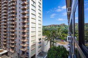 ホノルルにあるCastle at Waikīkī Grandの建物のバルコニーからの眺め