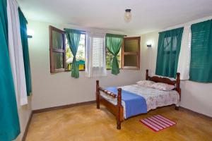 En eller flere senge i et værelse på VILLA ANACAHUITA, Limonal