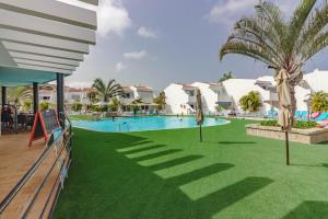 アデへにあるHeted Pool Costa Adeje SeeView Lovely Big Studio near SiamParkのリゾートのプールの景色を望めます。