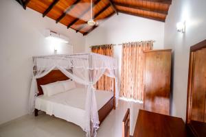 Våningssäng eller våningssängar i ett rum på NegomboVilla