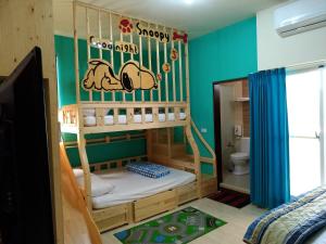 台東市的住宿－馬亨亨背包親子民宿，儿童间 - 带双层床和卫生间