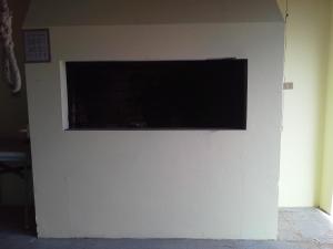 pared blanca con TV de pantalla plana. en Giuseppe & Giuseppin, en Torres