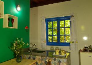 Virtuvė arba virtuvėlė apgyvendinimo įstaigoje Pousada Encontro dos Rios