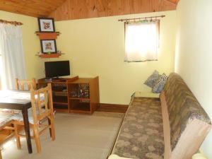 sypialnia z łóżkiem, biurkiem i telewizorem w obiekcie Casa da Marinda w mieście Visconde De Maua