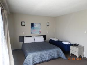 Postel nebo postele na pokoji v ubytování Ambassador Motel