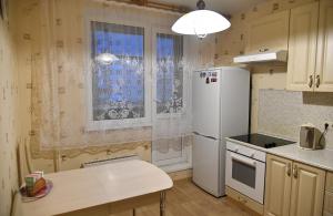 モスクワにあるApartment on Znamenskiye Sadki 3のキッチン(白い冷蔵庫付)、窓