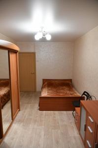モスクワにあるApartment on Znamenskiye Sadki 3のベッドルーム1室(ベッド1台、ドレッサー付)