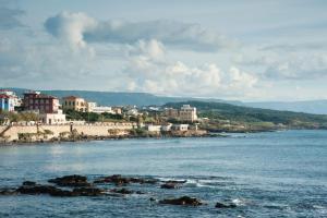 una vista de una masa de agua con edificios en La Casina Apartment, en Alghero