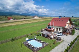 an aerial view of a house with a swimming pool at Casa Genesini in Miercurea-Ciuc