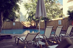 Bazén v ubytování Two Seas Hotel nebo v jeho okolí