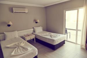 Postel nebo postele na pokoji v ubytování Two Seas Hotel