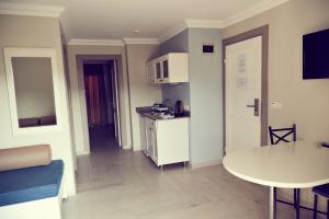 Kuchyň nebo kuchyňský kout v ubytování Two Seas Hotel