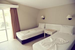 Postel nebo postele na pokoji v ubytování Two Seas Hotel