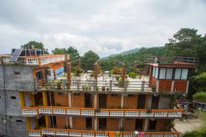 ein Gebäude mit Balkonen und Pflanzen darauf in der Unterkunft Langtang View Nagarkot Bed and Breakfast in Nagarkot