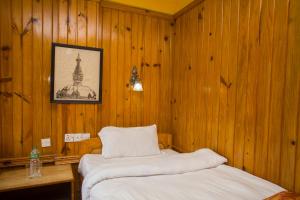 Ein Bett oder Betten in einem Zimmer der Unterkunft Langtang View Nagarkot Bed and Breakfast
