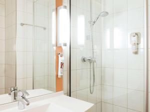 un bagno con doccia e lavandino di ibis Rotterdam Vlaardingen a Vlaardingen