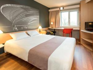 מיטה או מיטות בחדר ב-ibis Liège Seraing