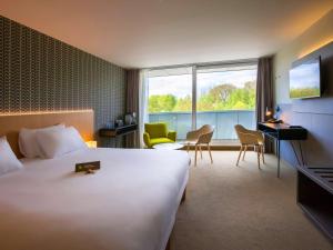 TV a/nebo společenská místnost v ubytování ibis Styles Kortrijk Expo