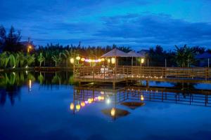 ein Restaurant mit Lichtern am Hafen in der Nacht in der Unterkunft Hoi An Eco Lodge & Spa in Hoi An